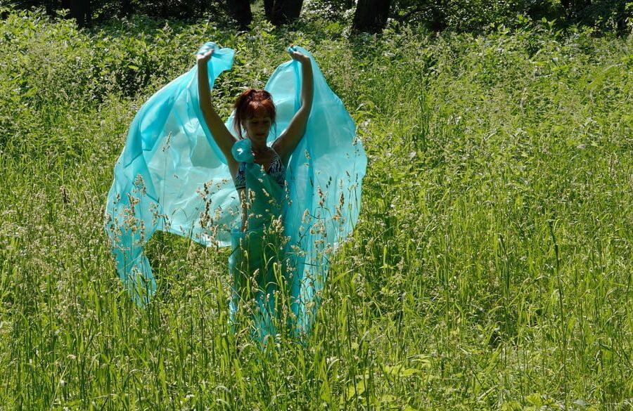 Game with a green cloth in the wind