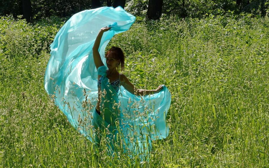 Game with a green cloth in the wind