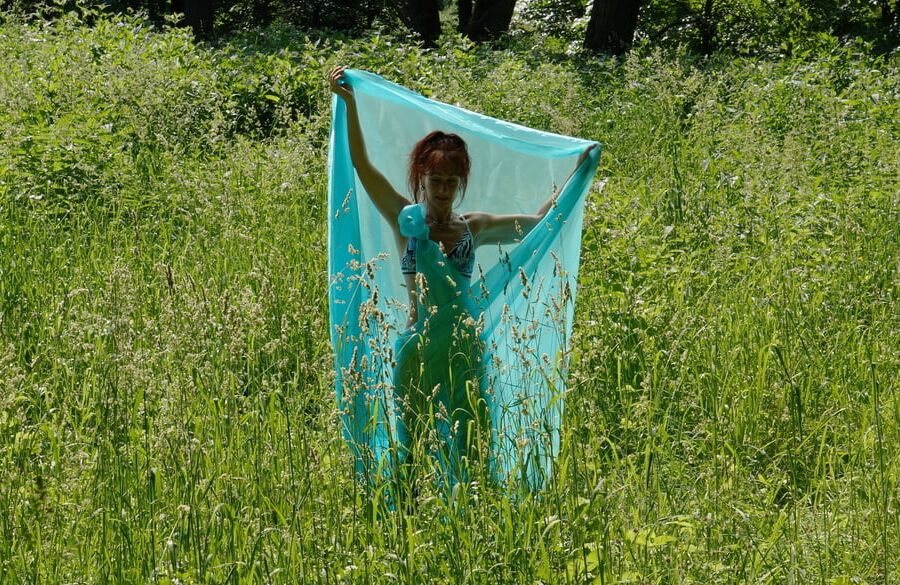 Game with a green cloth in the wind