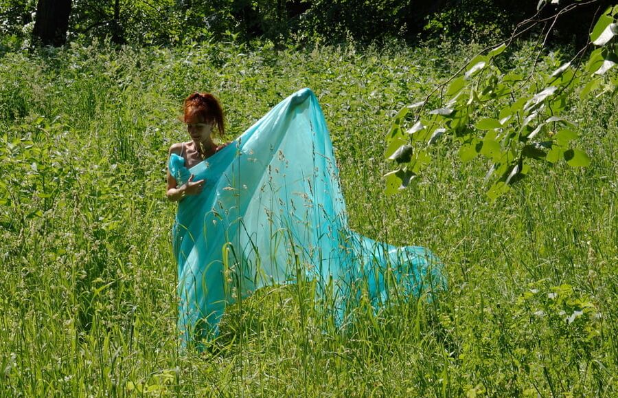 Game with a green cloth in the wind