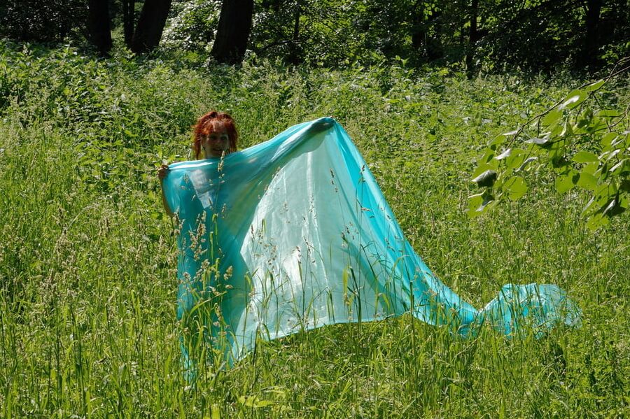 Game with a green cloth in the wind