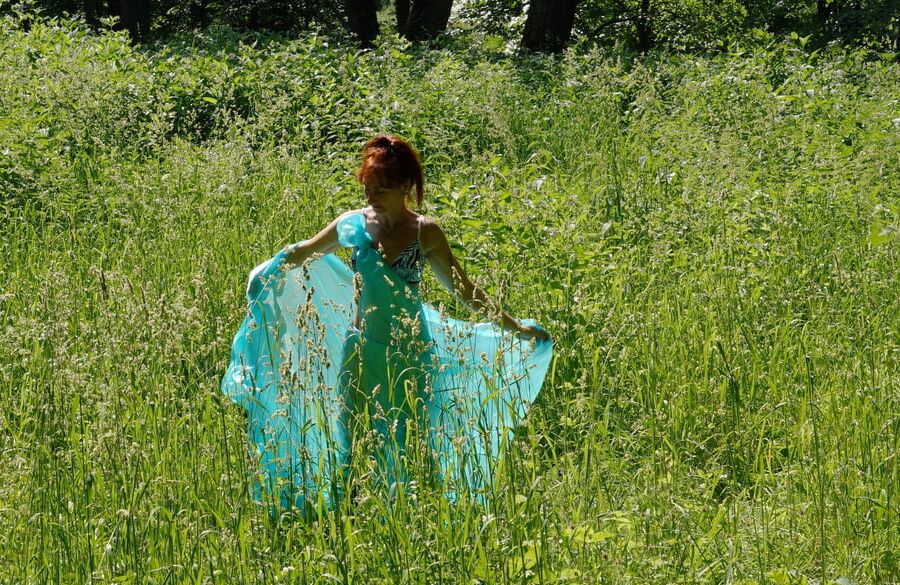 Game with a green cloth in the wind