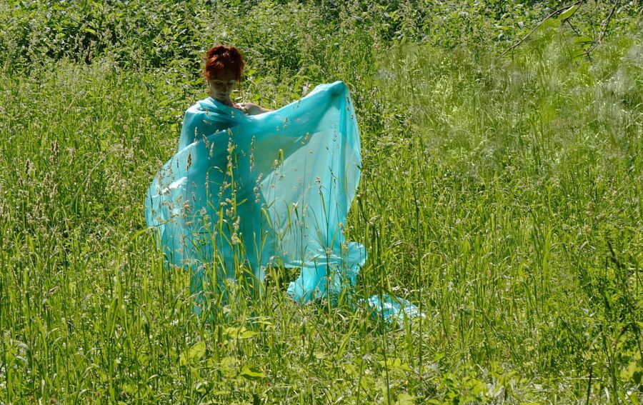 Game with a green cloth in the wind