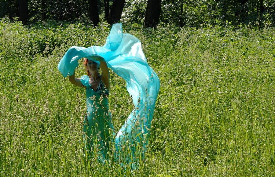 Game with a green cloth in the wind