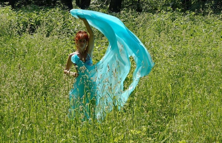 Game with a green cloth in the wind