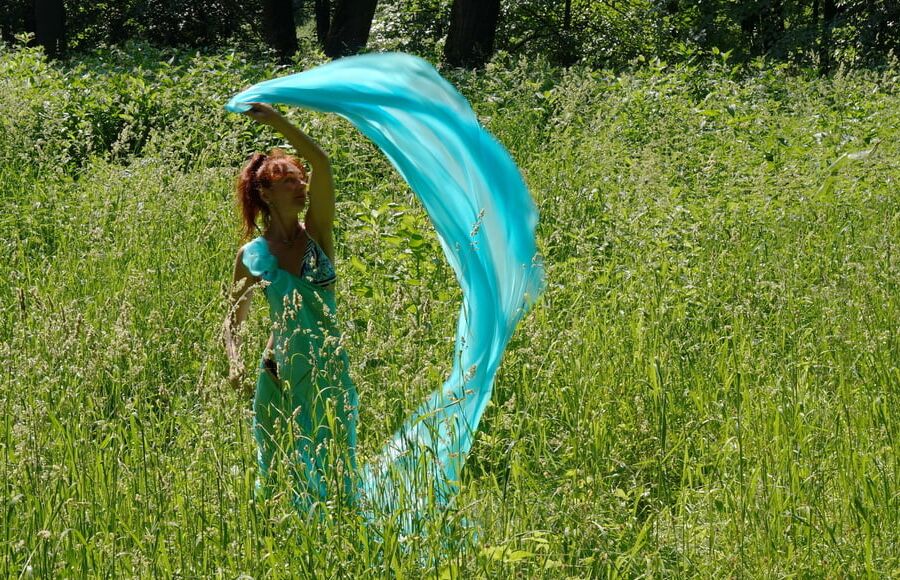 Game with a green cloth in the wind