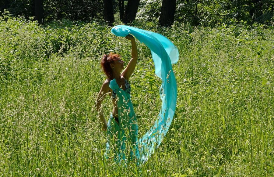 Game with a green cloth in the wind