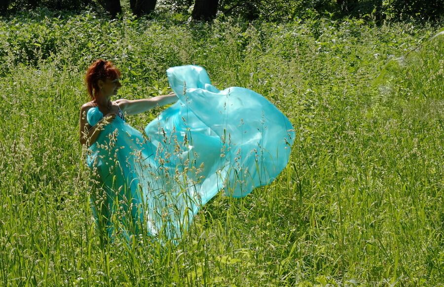 Game with a green cloth in the wind