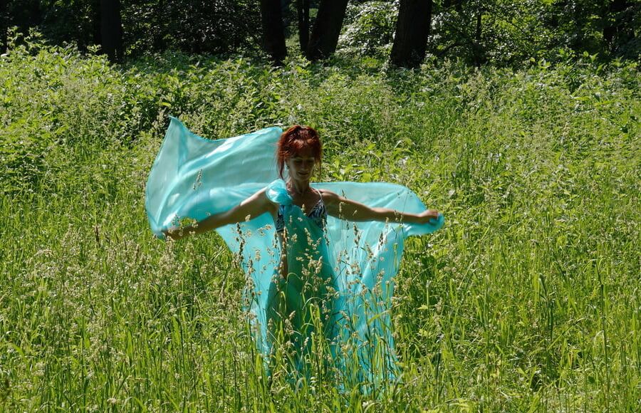 Game with a green cloth in the wind