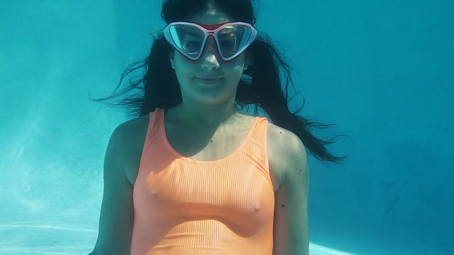 Micha Gantelkina UnderWaterShow Gymnast
