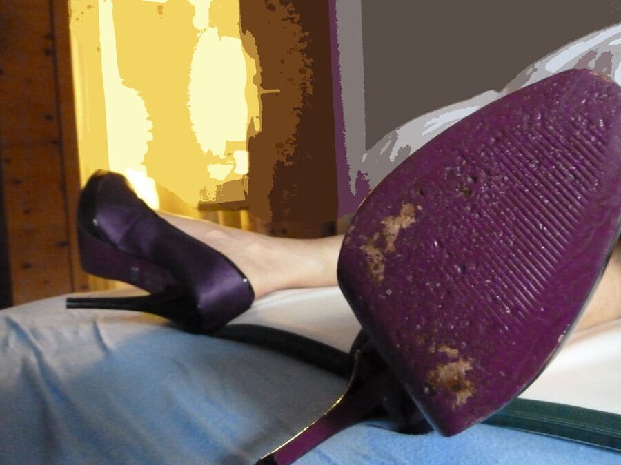 She is waiting in hotel room