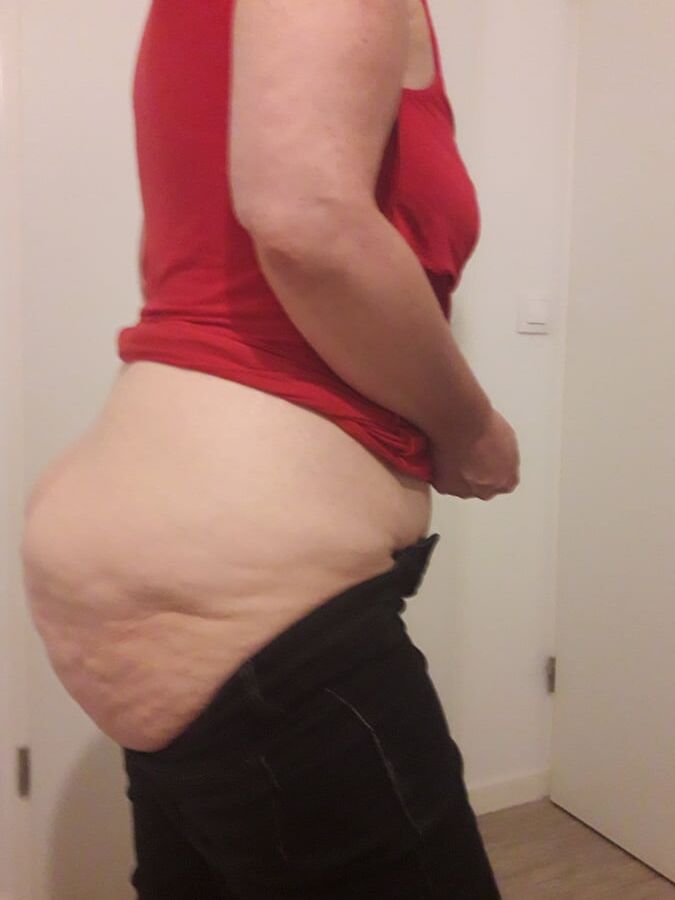 She's  Wearing Pant 1 - Elle enfile un pantalon 1