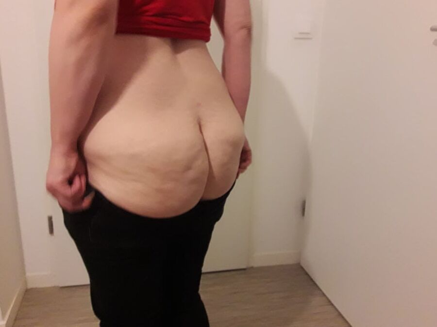 She's  Wearing Pant 1 - Elle enfile un pantalon 1