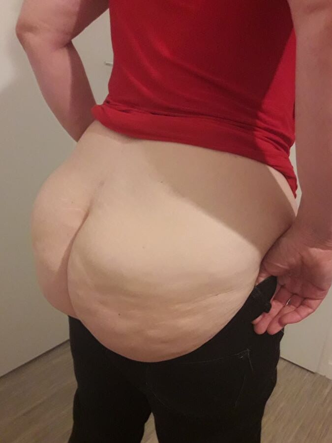 She's  Wearing Pant 1 - Elle enfile un pantalon 1