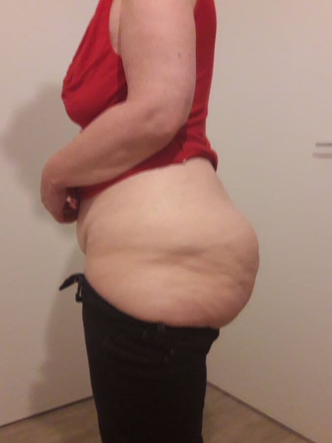 She's  Wearing Pant 1 - Elle enfile un pantalon 1