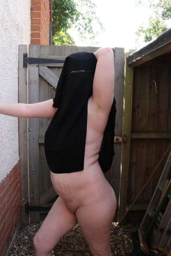 Niqab Flashing  nude in the yard