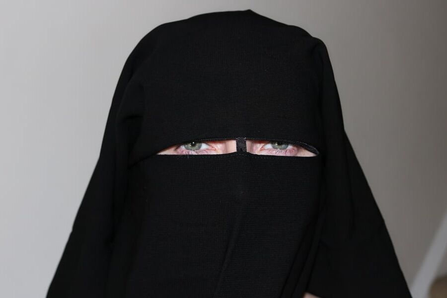 Niqab Wife Posing nude in Strappy high Heels