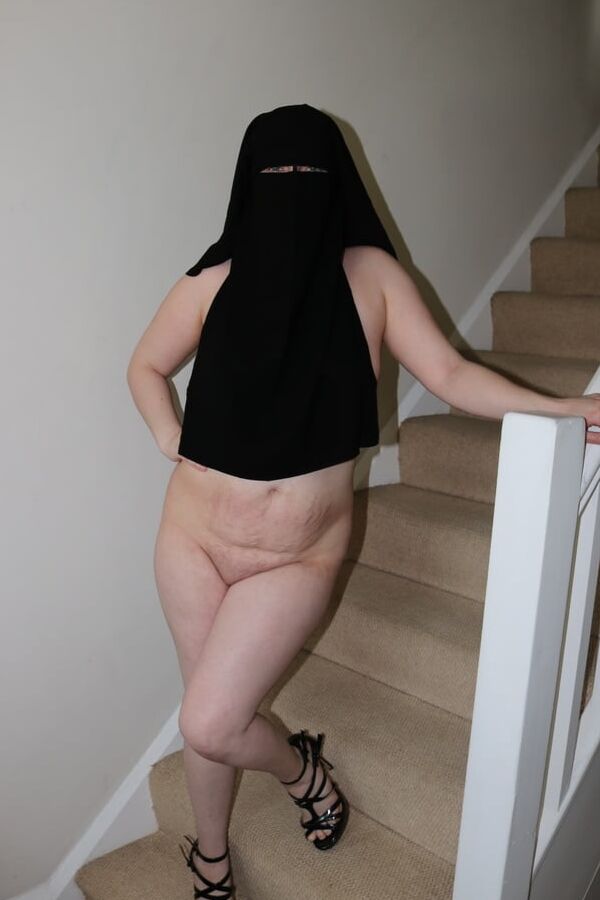 Niqab Wife Posing nude in Strappy high Heels