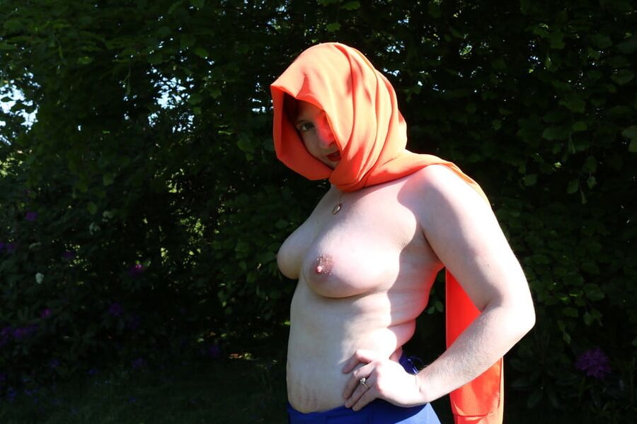 Hijab and abaya flashing outdoors