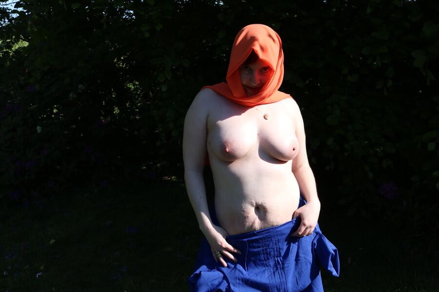 Hijab and abaya flashing outdoors