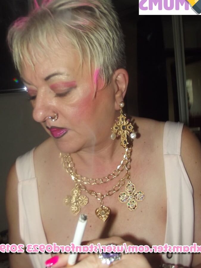 SLUT MOM GIVES BLOWJOB