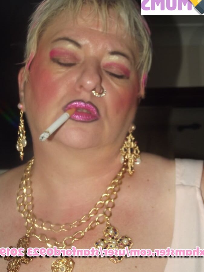 SLUT MOM GIVES BLOWJOB