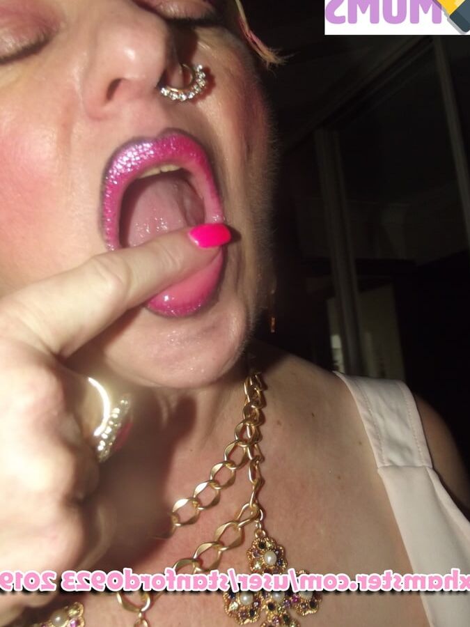 SLUT MOM GIVES BLOWJOB