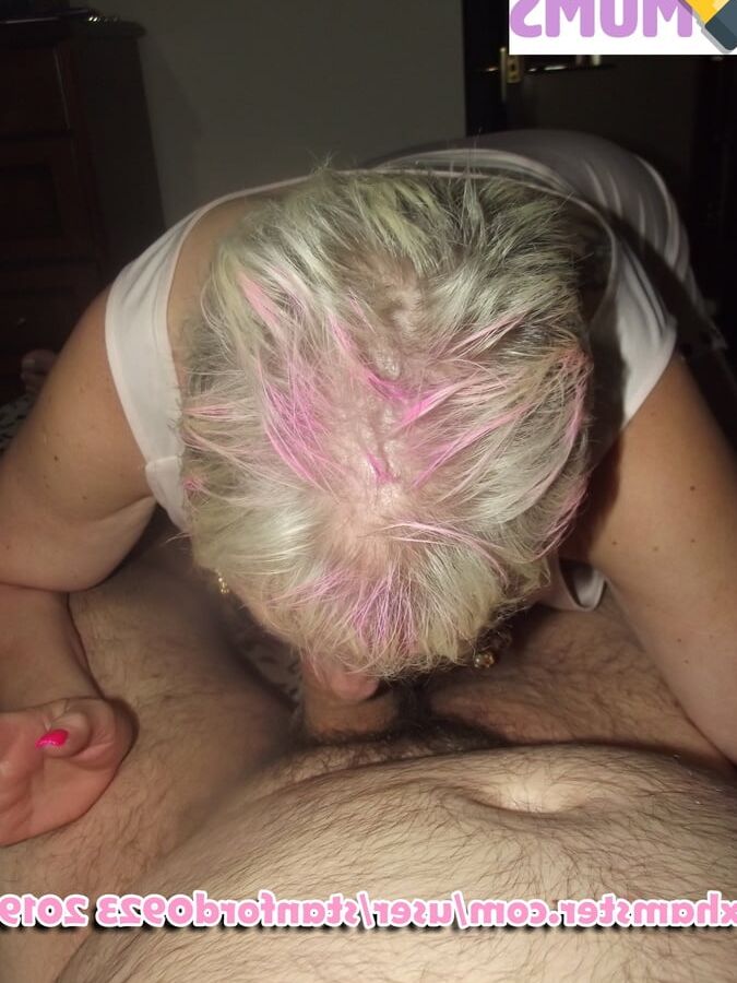 SLUT MOM GIVES BLOWJOB