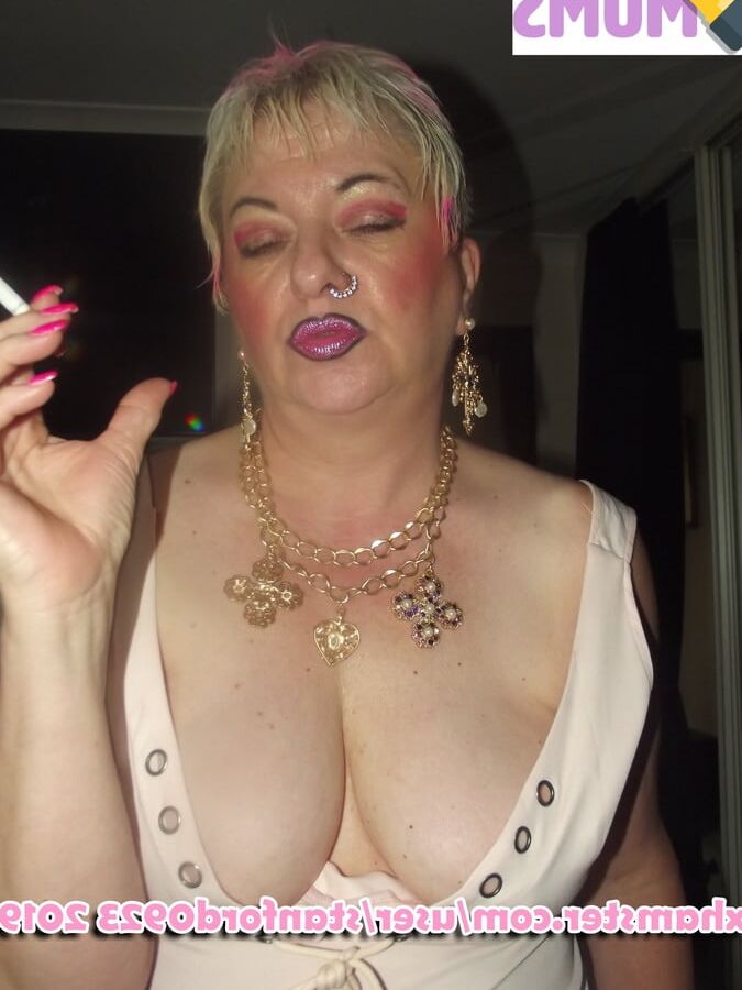 SLUT MOM GIVES BLOWJOB
