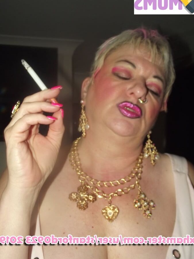 SLUT MOM GIVES BLOWJOB