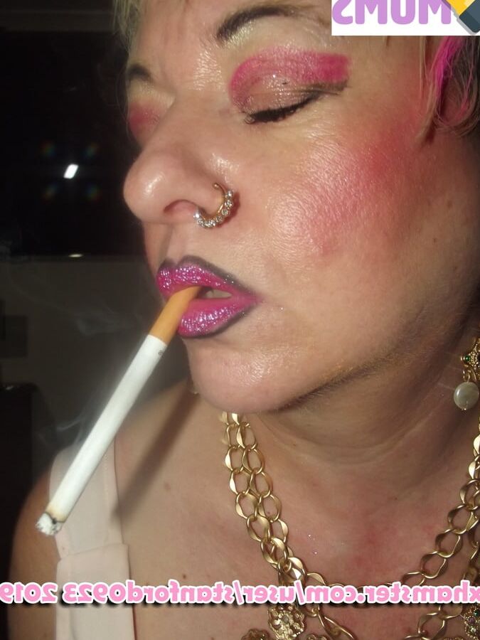 SLUT MOM GIVES BLOWJOB