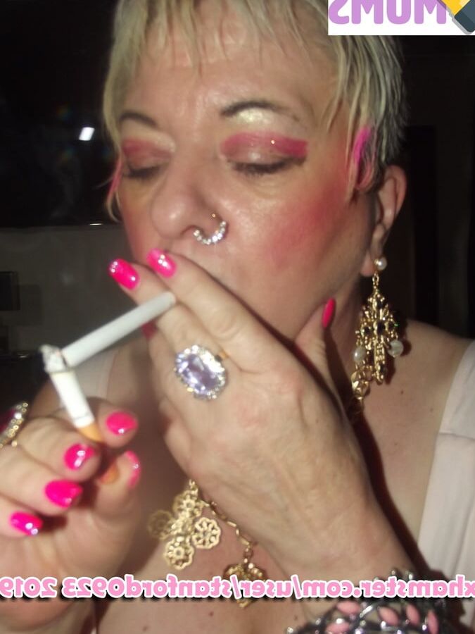 SLUT MOM GIVES BLOWJOB
