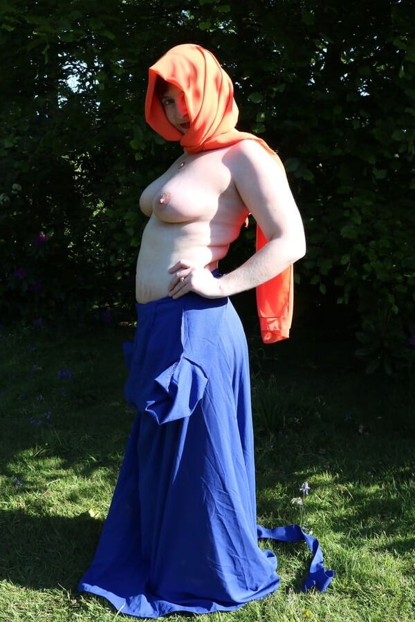 Hijab and abaya flashing outdoors
