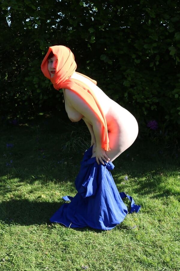 Hijab and abaya flashing outdoors
