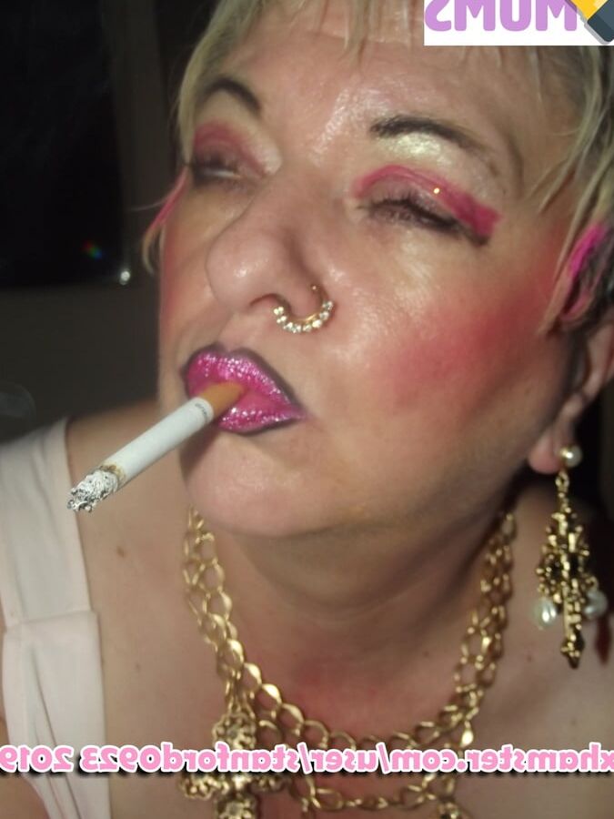 SLUT MOM GIVES BLOWJOB