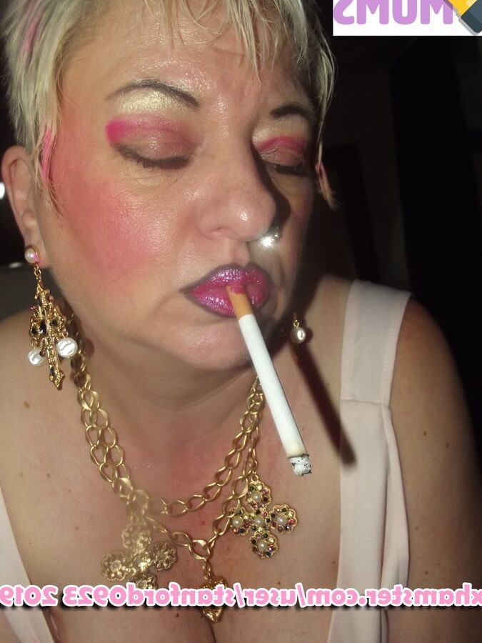 SLUT MOM GIVES BLOWJOB