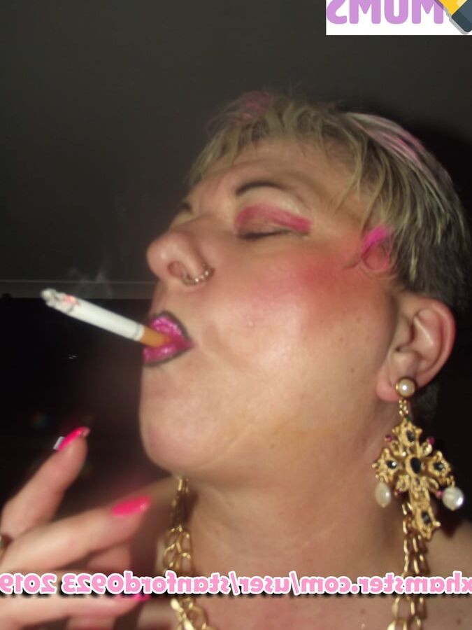 SLUT MOM GIVES BLOWJOB