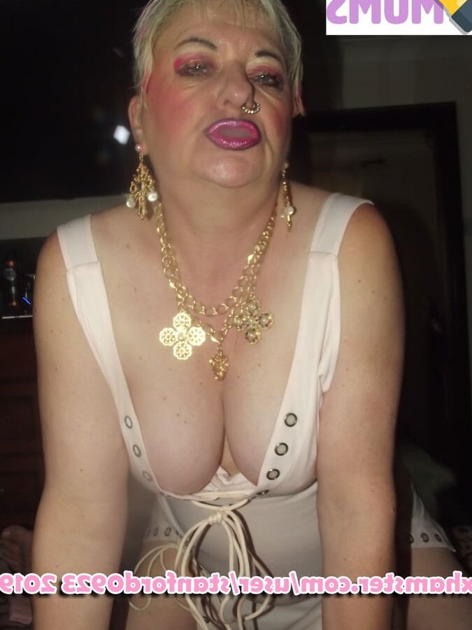 SLUT MOM GIVES BLOWJOB