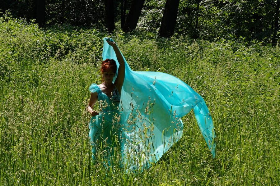 With a turquoise veil in the contrlight