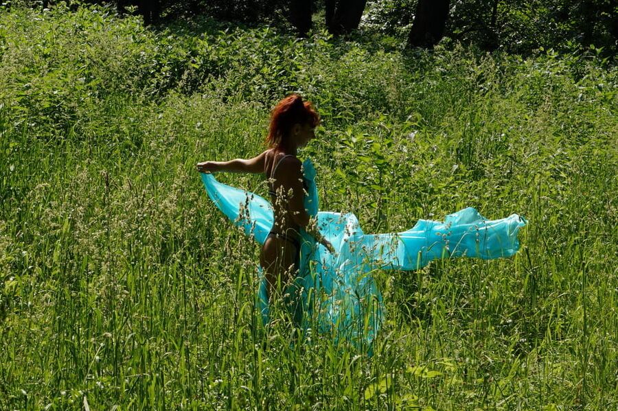 With a turquoise veil in the contrlight