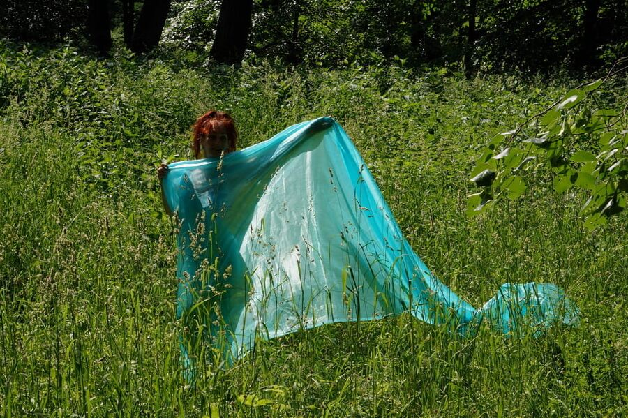 With a turquoise veil in the contrlight