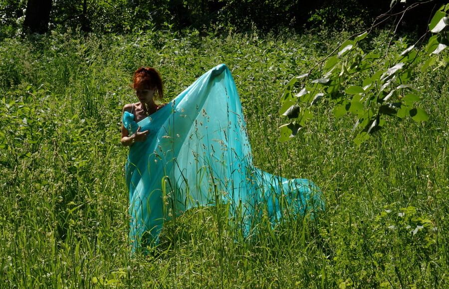 With a turquoise veil in the contrlight