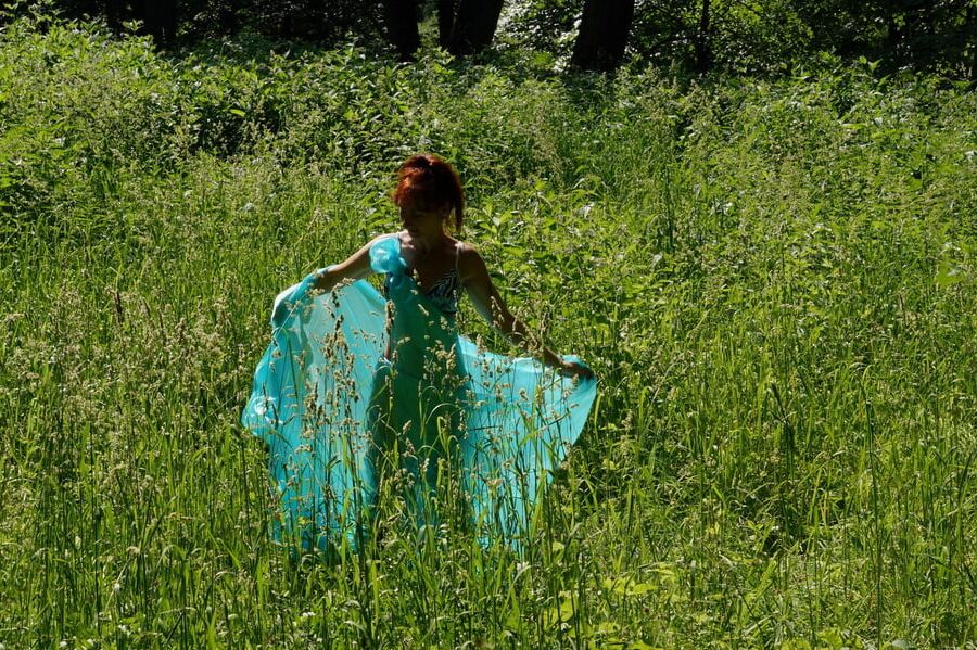 With a turquoise veil in the contrlight