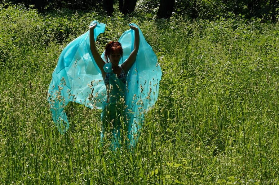 With a turquoise veil in the contrlight
