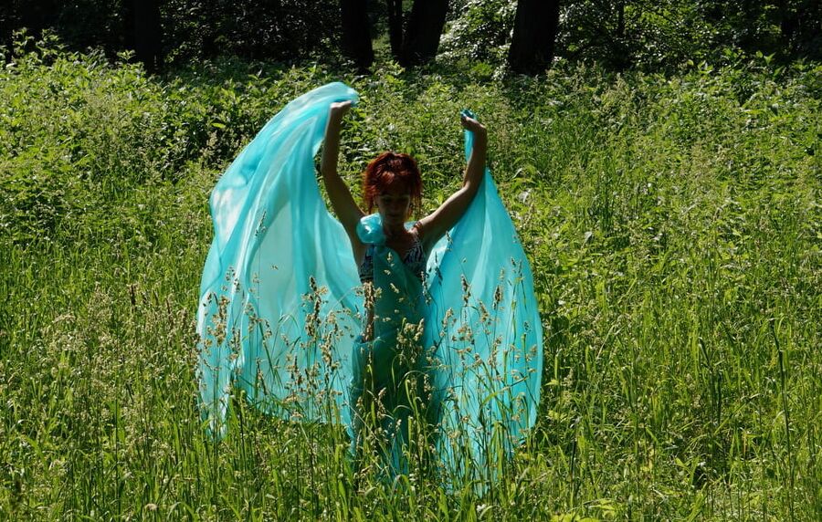 With a turquoise veil in the contrlight