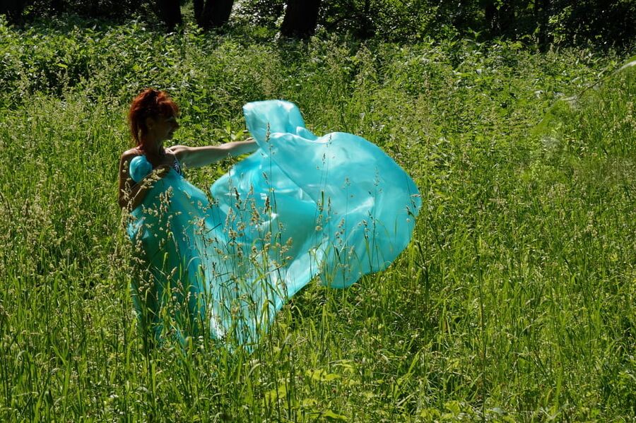 With a turquoise veil in the contrlight