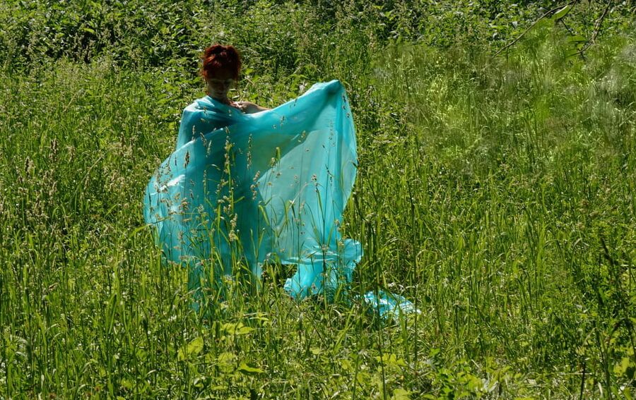 With a turquoise veil in the contrlight