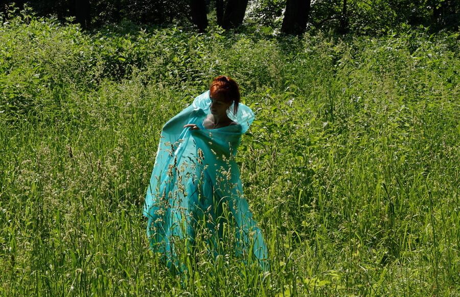 With a turquoise veil in the contrlight