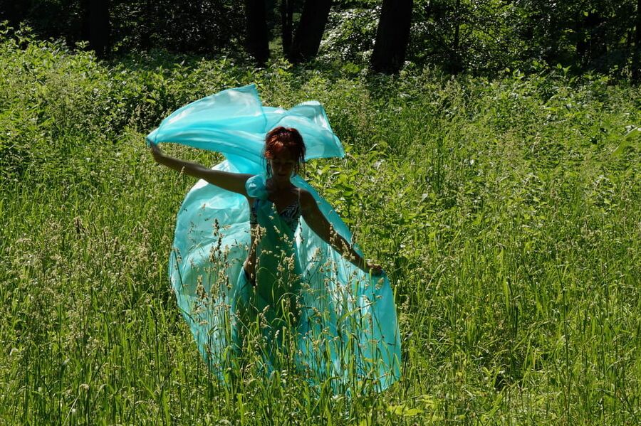 With a turquoise veil in the contrlight