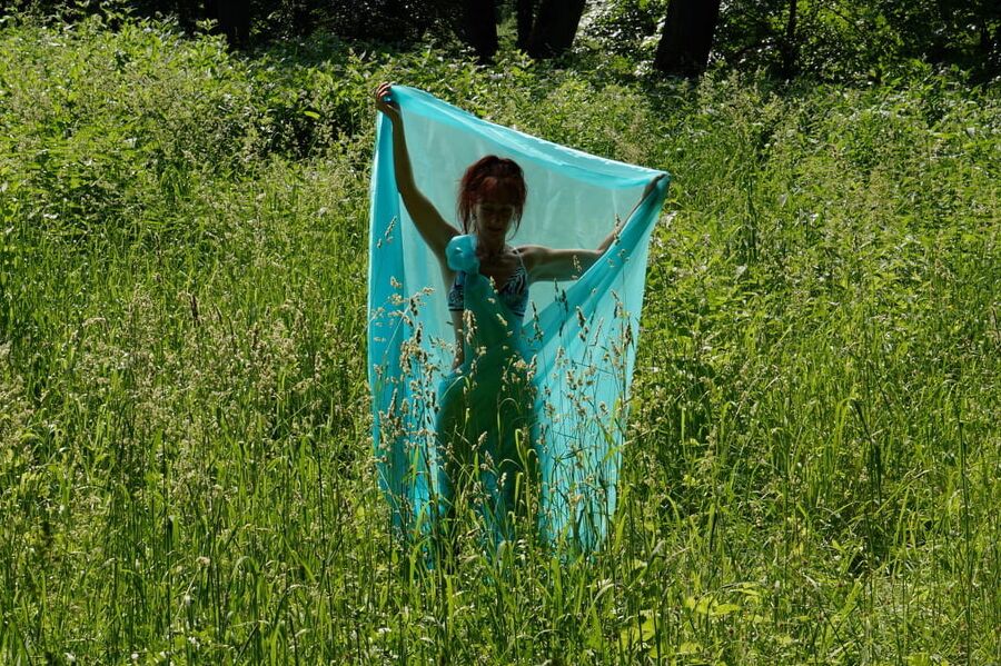 With a turquoise veil in the contrlight